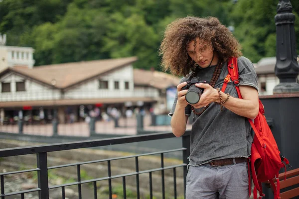 Glücklicher junger Mann, Touristen mit Kamera in der Stadt. — Stockfoto