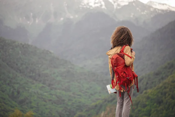 De Man Traveler met rugzak wandelen buiten — Stockfoto