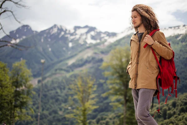 Viajero con mochila roja caminando por la montaña. Viajes Vida aventura vacaciones libertad concepto — Foto de Stock