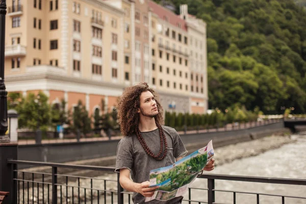 Turist med ruttkartor letar efter ett sätt i staden. sökmotormärken — Stockfoto