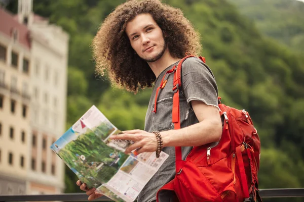 Turist med ruttkartor letar efter ett sätt i staden. sökmotormärken — Stockfoto