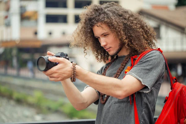 Szczęśliwy młody człowiek, turyści z aparatem fotograficznym w mieście. — Zdjęcie stockowe