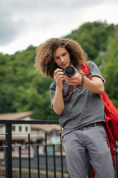 Szczęśliwy młody człowiek, turyści z aparatem fotograficznym w mieście. — Zdjęcie stockowe