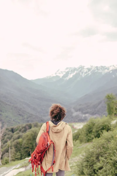 De Man Traveler met rugzak wandelen buiten — Stockfoto