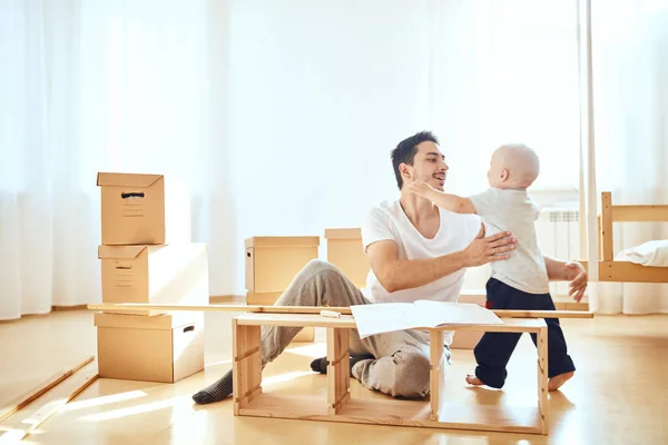 Otec a syn montují nábytek doma — Stock fotografie