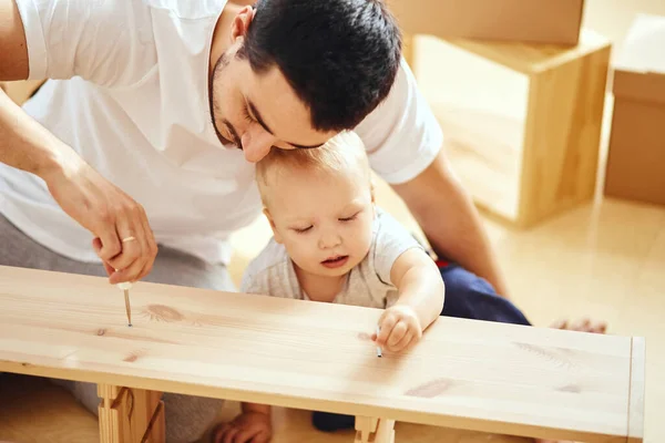 Padre e hijo ensamblando muebles en casa —  Fotos de Stock