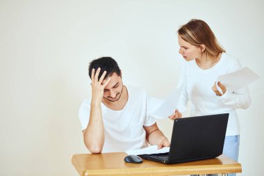 Bill hakkında tartışan bir çift. İlişkide sorunlar