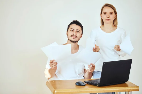 Casal infeliz com contas e laptop em casa, pagando impostos — Fotografia de Stock