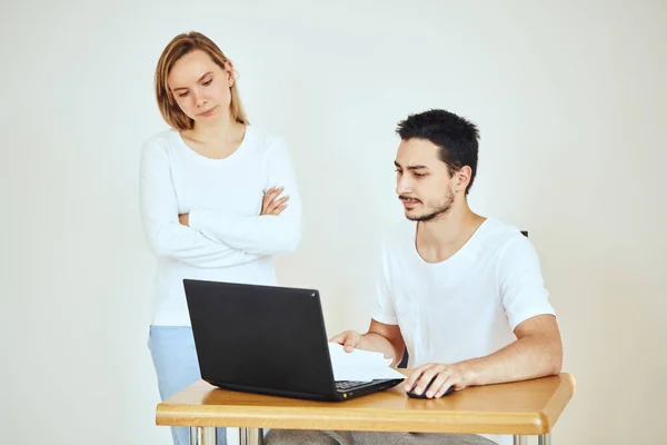 Casal infeliz com contas e laptop em casa, pagando impostos — Fotografia de Stock