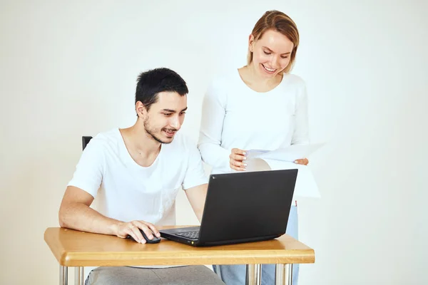 Feliz pareja en casa pagando facturas con laptop — Foto de Stock