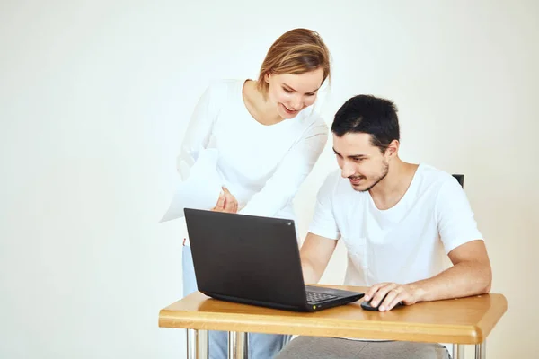 Feliz pareja en casa pagando facturas con laptop —  Fotos de Stock