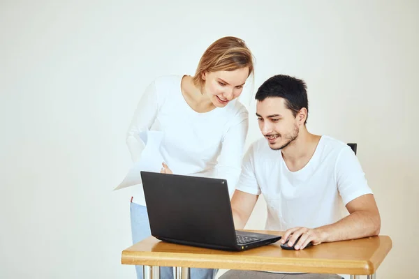 Casal feliz em casa pagar contas com laptop — Fotografia de Stock