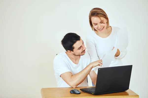 Glückliches Paar zu Hause bezahlt Rechnungen mit Laptop — Stockfoto