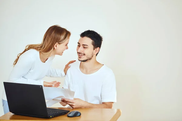 Feliz pareja en casa pagando facturas con laptop — Foto de Stock