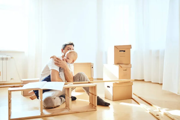 Pai e filho montando móveis em casa — Fotografia de Stock