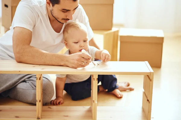 Vater und Sohn montieren Möbel zu Hause — Stockfoto