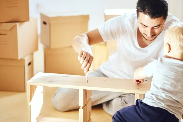 Ojciec i syn montują meble w domu — Zdjęcie stockowe