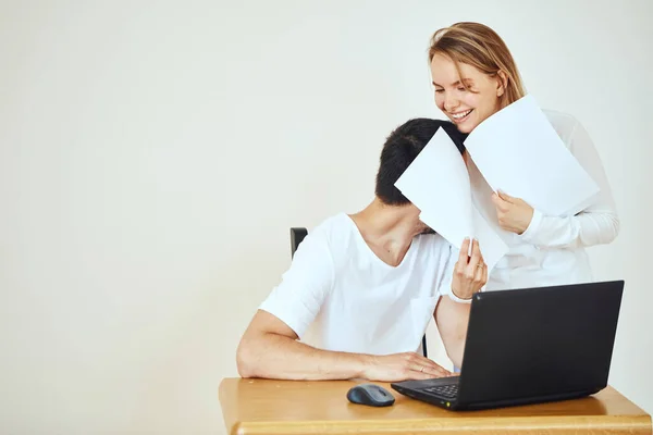 Casal feliz em casa pagar contas com laptop — Fotografia de Stock