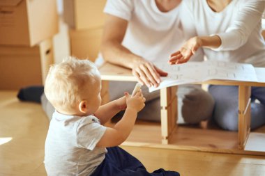 Aile içi okuma talimatları ve mobilyaları yeni taşınan kutuların taşındığı oturma odasında bir araya getirmek