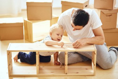 Baba ve oğul evde mobilya topluyor.