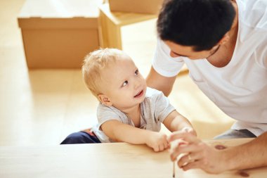 Baba ve oğul evde mobilya topluyor.