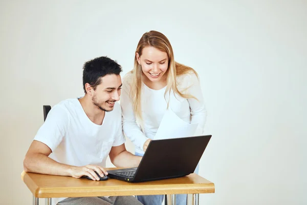 Casal feliz em casa pagar contas com laptop — Fotografia de Stock