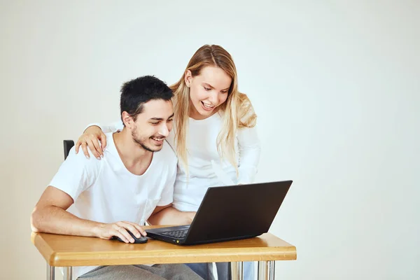 Casal feliz em casa pagar contas com laptop — Fotografia de Stock