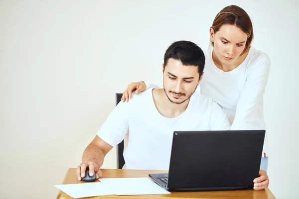 Casal infeliz com contas e laptop em casa, pagando impostos — Fotografia de Stock