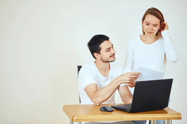 Casal infeliz com contas e laptop em casa, pagando impostos — Fotografia de Stock