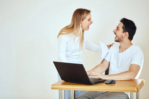 Casal feliz em casa pagar contas com laptop — Fotografia de Stock