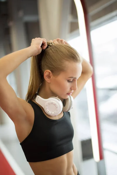 Fitness mujer en gimnasio Chica de pelo largo preparándose para el entrenamiento — Foto de Stock