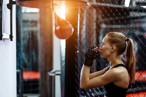 Blond femmes boxe, frapper petit sac de boxe — Photo