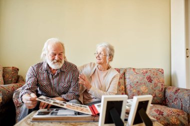 Aile fotoğrafı albümüne bakan son sınıf çifti