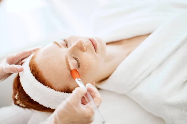 Médico aplica Hydro gel Máscara na mulher antes de fazer o tratamento a laser . — Fotografia de Stock