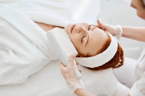 Ultrasound infrared cosmetology procedure for face, top view, beauty treatment. — Stock Photo, Image