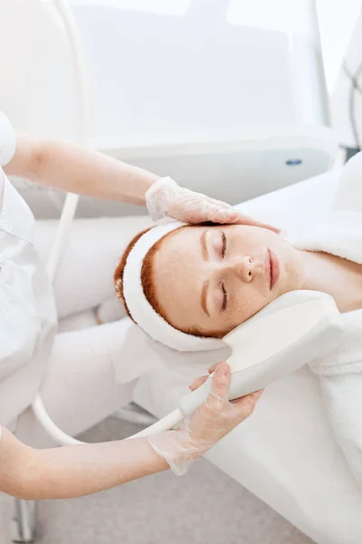 Ultrahangos infravörös kozmetikai eljárás arcra, felülnézetre, szépségápolásra. — Stock Fotó