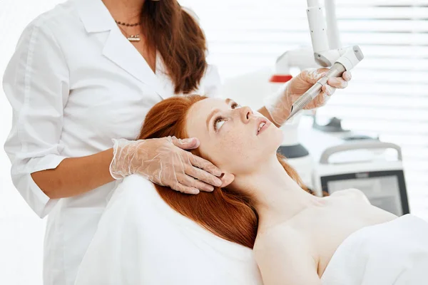 Mujer recibiendo tratamiento facial con láser en el centro médico, concepto de rejuvenecimiento de la piel — Foto de Stock