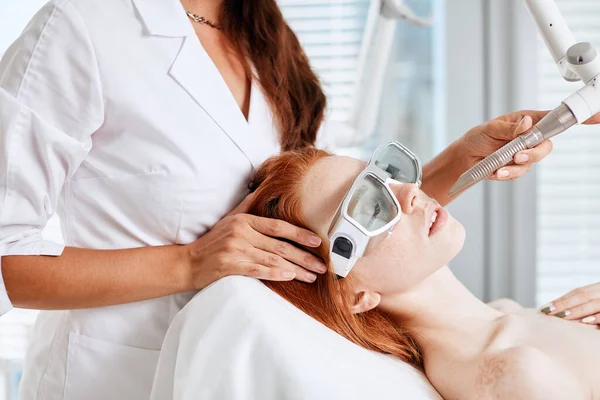 Woman getting laser face treatment in medical center, skin rejuvenation concept — Stock Photo, Image