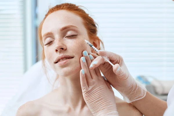 Hermosa mujer recibe inyecciones faciales de belleza. Cosmetología estética — Foto de Stock