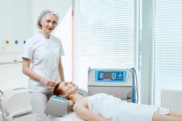 Mujer recibiendo estimulación eléctrica en su piel. —  Fotos de Stock