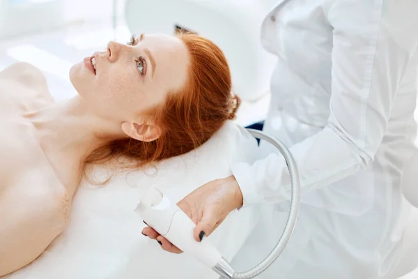 Mujer recibiendo rf-lifting en un salón de belleza. Tecnologías modernas en cosmetología. —  Fotos de Stock