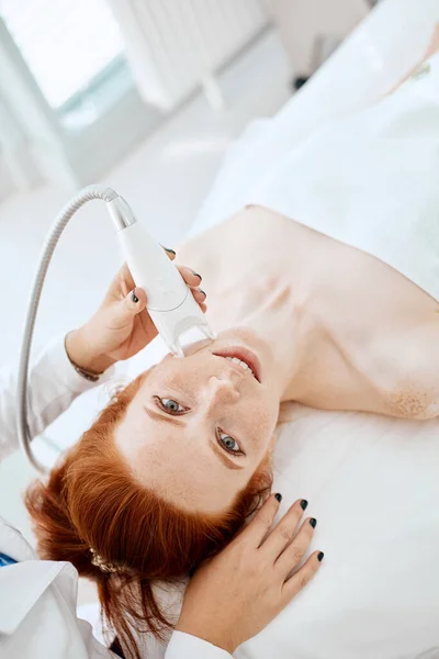 美容室でrf-lifpingを得る女性。現代の化粧品技術. — ストック写真