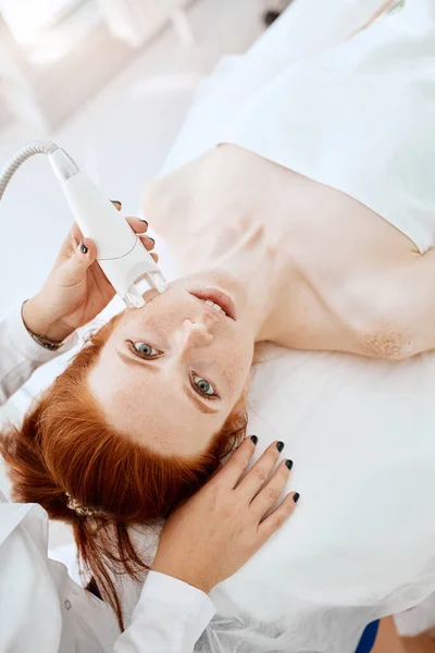 Frau beim Rf-Lifting in einem Schönheitssalon. Moderne Technologien in der Kosmetologie. — Stockfoto