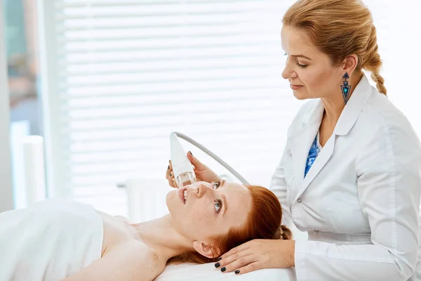 Woman getting rf-lifting in a beauty salon. Modern technologies in cosmetology. — Stock Photo, Image