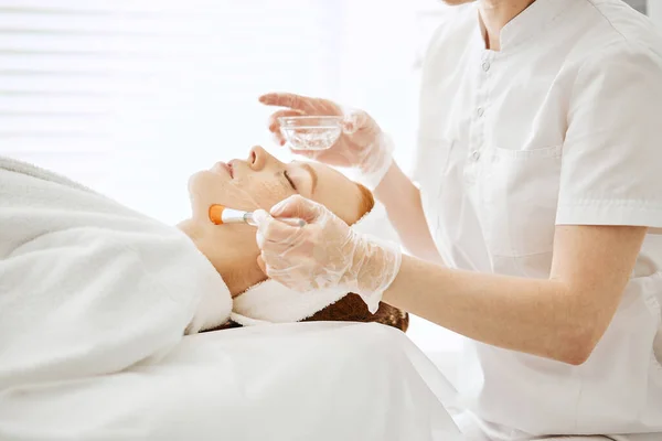 Doctor brengt Hydro gel Masker op de vrouw voor het maken van laserbehandeling. — Stockfoto