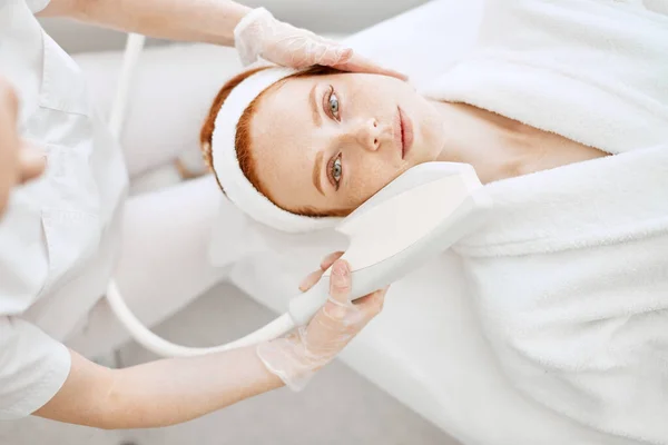 Ultrasound infrared cosmetology procedure for face, top view, beauty treatment. — Stock Photo, Image