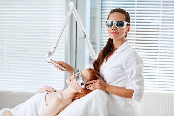 Kvinna får laser ansiktsbehandling i vårdcentral, hud föryngring koncept — Stockfoto