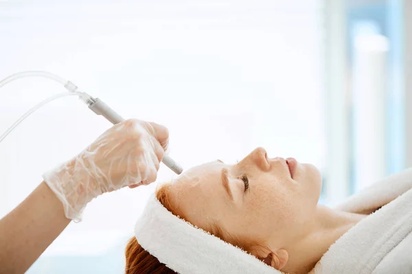 Woman getting face peeling procedure in beauty centre. Facial gas liquid peeling — Stock Photo, Image