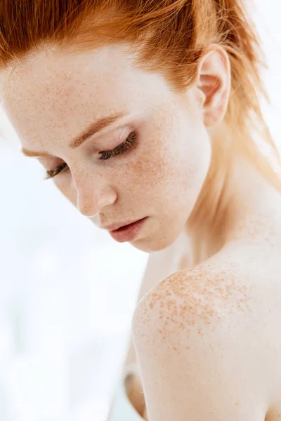 Femme avec peau fraîche propre, traitement du visage. Cosmétologie, beauté et Spa. — Photo