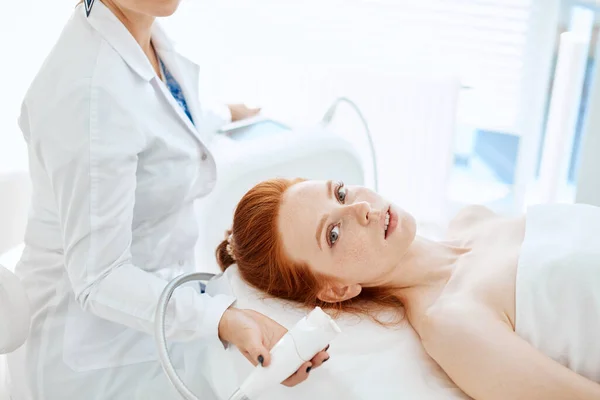 Mujer recibiendo rf-lifting en un salón de belleza. Tecnologías modernas en cosmetología. —  Fotos de Stock